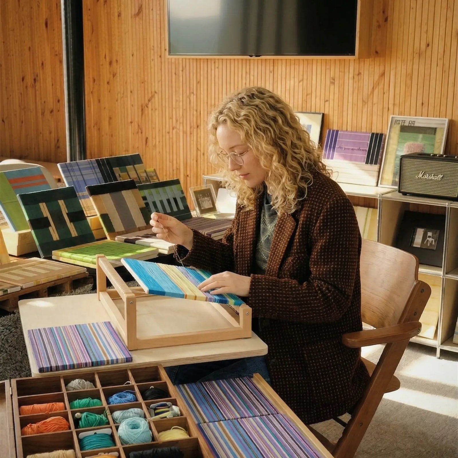 The manager of Aassort is weaving decorative paintings.